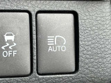 前方の状況や対向車のライトをカメラが自動で検知し、ハイビームとロービームを自動で切り替えてくれます。切り替え忘れや手動操作の手間を減らし、夜間の視界を広く保つことで安全運転をしっかりとサポート