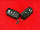 電子カードキーを携帯していれば、リクエストスイッチを押すだけでドアの施錠と解除が行えます。しかも盗難防止に役立つイモビライザー機能付きです。