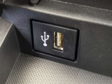 充電用USB端子付き。スマートフォンなどの充電に便利です。