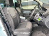 ●前席:ゆったりとしたドライバースペースで、長時間の運転でも快適にお過ごしいただけます。