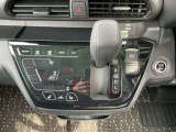 「オートエアコン」付き一年中快適な室内を提供!車内温度を設定すると、風量を自動で調節してくれます。さらに前席シートヒーターつき(^^)/