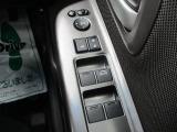 指先一つでスムーズに開閉できるパワーウィンドウ☆