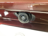 車の後方に小型カメラが付いておりバックする際の後方の様子をモニター上に表示します。