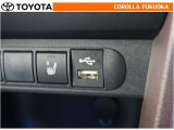 ポータブルオーディオなどの機器を接続して、車両のスピーカーで聞くことができます。