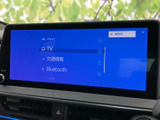 多彩な情報表示で、運転をサポート。ナビゲーションやオーディオなど、様々な機能を直感的に操作できます。快適なドライブを演出する頼もしいパートナーです。