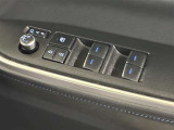 格納式リモコンドアミラーと、パワーウィンドウマスタースイッチです。車内の換気も運転席から簡単に行えます。