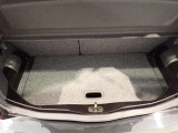 荷室は荷物を隠せるトノカバー付!充分な荷室の広さです!