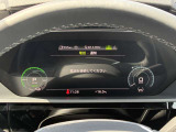 ドイツ車には特徴があり、メーターのメモリに一部色がついています。これはドイツでは推奨速度という考えがあるためです。安全で快適に走る際に適している速度を指しています。