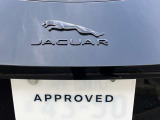 トランクにジャガーエンブレムが装着つや消しブラックが限定車のしるしです。