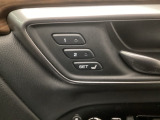 【ドライビングポジションシステム】ドライビングポジションを記憶し、乗車するごとにボタンひとつで自動調節を行います。