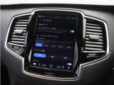 プラグインハイブリッドシステムは、各ドライブモードに応じて電気モーターとガソリンエンジンを協調制御します。