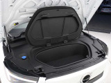エンジンルームがないため、荷物を収納することができます。スリムなルーフラインからは想像もできないほどの積載能力を秘めています。