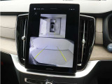 画面分割表示にも対応した360&deg;ビューカメラを搭載。狭い場所での取り回しも安心です。画面を分割することで、俯瞰画像と同時に車両前方または後方の180&deg;広角映像を表示することができます。