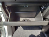 車検証やティッシュ箱を収納出来ます。