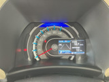 シンプルで分かりやすい表示で、運転中の情報把握をサポート。速度や燃料残量など、必要な情報をスムーズに確認できます。視認性の高いデザインも魅力です。