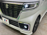 【LEDヘッドライト】悪天候や夜間走行時も良好な視界を確保し安心して運転できる高輝度LEDヘッドライトを装備!点灯速度が早く、消費電力も抑えられています。