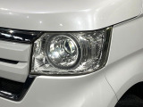 【LEDヘッドライト】悪天候や夜間走行時も良好な視界を確保し安心して運転できる高輝度LEDヘッドライトを装備!点灯速度が早く、消費電力も抑えられています。