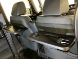 運転席・助手席の背もたれには、2列目シート用にカップホルダー付きの「格納式のシートバックテーブル」を装備しています。休憩時のちょっとした時間などカップを置いたり、小物置きに使えて便利です。