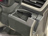 回転式カップホルダー(運転席)は角型パック,ペットボトルなどの丸型に対応。閉じればスマートフォン立てにも使用できます。