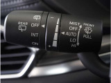 【オートワイパー機能】レバーをAUTOの位置にしているとき、レインセンサーが雨を感知すると、雨量に応じて、ワイパーが自動で作動します。