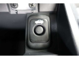 オープンにした状態で車を停めることもあるのでトランクを開けるスイッチは鍵の掛けられるセンターコンソール内にあります!