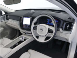 インストルメントパネルは僅かに運転席側へと傾けられているほか、余計なスイッチ類を可能な限り排し、運転に集中しやすい環境を造り出しています。