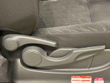 運転する人それぞれの体格に合わせてドライビングポジションをきめ細かく調整できる、運転席シ-トリフタ-が付いています(^^♪