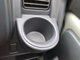 運転席ドリンクホルダーは安定感のある埋め込み式となっています。