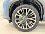 かっこいいホイールですね。 車のイメージを大きく左右するホイール部分はコダワリを持ちたいですね。