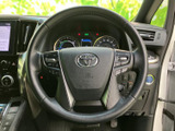 握りやすいステアリングで、快適な運転操作を実現します。視認性の高いボタンで、様々な機能を簡単に操作できます。
