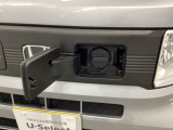 普通充電はフタを直接押し、急速充電は車内のボタンを操作して開け、あとは充電コネクターを差すだけで充電開始します。簡単な充電操作と、フタの開け方を変えることで差し間違いを防げる安心感。
