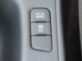 【ECOモード・VSCスイッチ】燃費優先の走りに切り替えるECO MODEスイッチと、滑りやすい路面での横滑りを抑えるVSC(車両安定性制御システム)等の機能をOFFにするスイッチが搭載されています。
