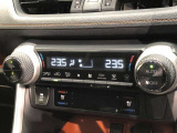 運転席、助手席別々に温度設定ができるデュアルエアコン装備です。男性が暑いと感じても、女性は寒いと感じる、そんな時の車内温度を別々に調節できるので、ストレスなくドライブをお楽しみいただけます。