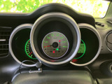 視認性の高いメーターデザイン。走行状況が一目で確認でき、安全な運転をサポートします。
