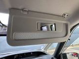 サンバイザーに鏡がついてますので車から降りる前に身だしなみチェック出来ます。