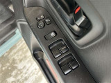 パワーウィンドウで開閉操作もラクラクです。ロック機能付きで後席にお子様が乗っていても安心です。