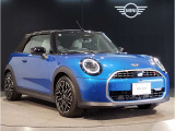 MINIのフロントグリルのデザインはイギリスで生まれた当初から、シルバーのサイドバーが折り重なった伝統的なデザインで御座います。その伝統はBMWのお車になってからでも少しずつ形を変えて守られております