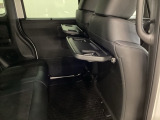 運転席・助手席の背もたれには、2列目シート用にカップホルダー付きの「格納式のシートバックテーブル」を装備しています。休憩時のちょっとした時間などカップを置いたり、小物置きに使えて便利です。