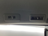 後部座席にもエアコンの吹き出し口があるので車内全体を快適に過ごすことができます。