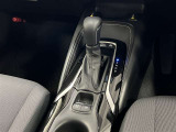 ショートストロークで小気味良く操作できるシフトレバー!電動サイドブレーキにはホールド機能付!