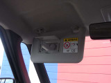 運転席と助手席上のサンバイザーにはバニティミラー付です。
