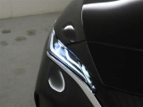 精悍な目つきのLEDヘッドランプを装備しております。
