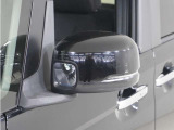 ◆ドアミラーウインカー◆ドアミラーにウインカーを装備しています。対向車に自身の進行方向を合図し安全に運転できます。