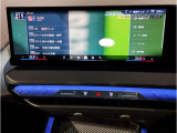 【ⅰドライブナビゲーション】文字情報も鮮明に表示する高解像度カラーディスプレイを採用。視認性に優れた地図デザインと特徴的な建造物を目印にした描写表示で現在位置を把握できます。地図データの更新も可能です