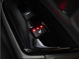 ◆2列目シートヒーター◆後部座席2列目にもシートヒーターを装備。上質なシートと温かさが心地よいドライブ体験を提供します。