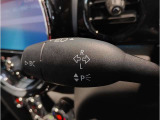 MINIの内装はとにかく『円』に拘ったデザインコンセプトが一目で伝わってきます。これほど円形に拘った車は他に御座いません。伝統のデザイン、トグルスイッチなど遊び心のある内装で御座います。