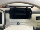 運転席前にも収納スペースがあります