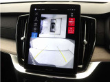 画面分割表示にも対応した360&deg;ビューカメラを搭載したXC90なら、狭い場所での取り回しも安心です。画面を分割することで、俯瞰画像と同時に車両前方または後方の180&deg;広角映像を表示することができます。
