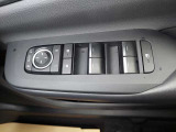 パワーウィンドウのスイッチです。運転席に居ながら窓を開け閉めのコントロールできます!