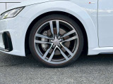 左前 245/35 19インチタイヤ